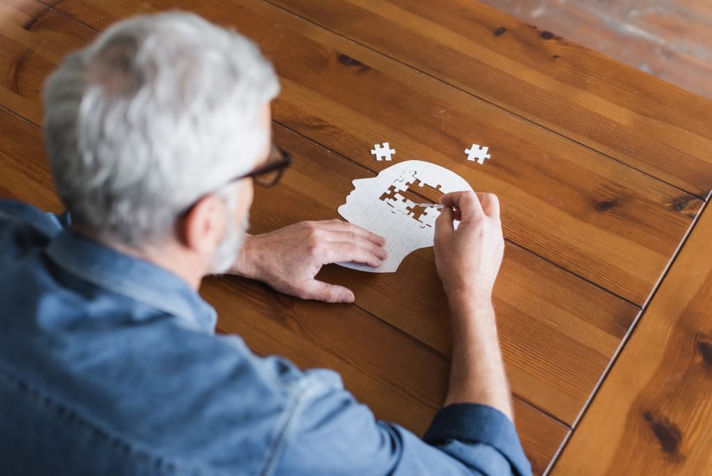 senior working on puzzle to help with dementia and memory loss